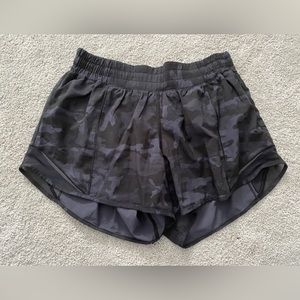 Lululemon Hotty Hot Camo Womens 4” Inseam Shorts Size 6